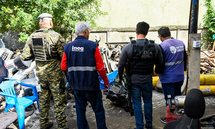 Agentes da Operação Desmonte interditam ferro-velho em Bento Ribeiro após receberem informações do Disque Denúncia